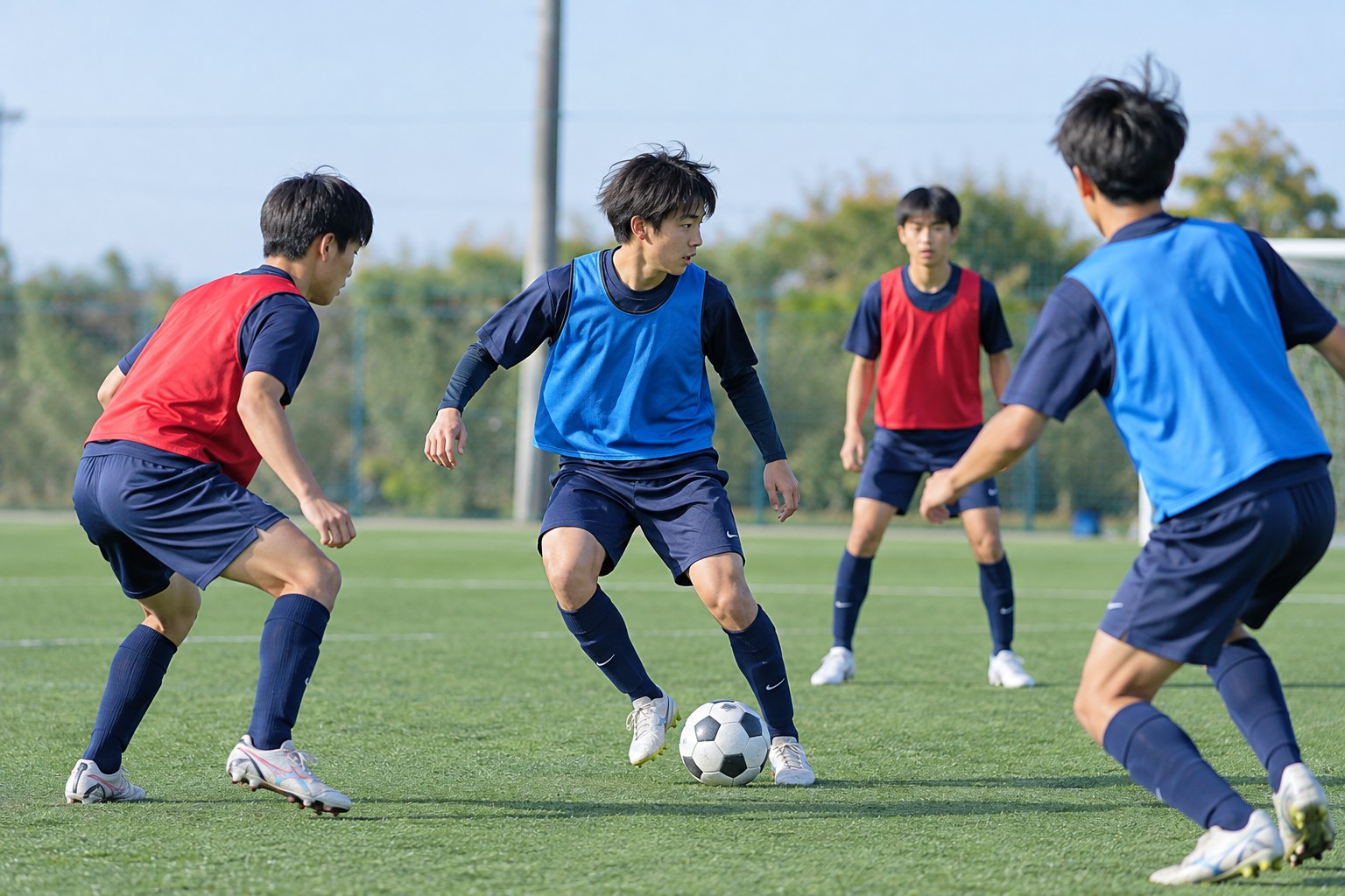 ファンタジスタが味方との関係を使って守備への対応を考えるサッカー練習イメージ